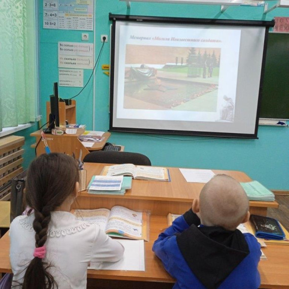 Торжественная линейка, посвящённая Дню неизвестного солдата.