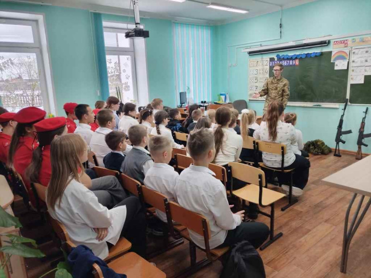 В рамках военно-патриотического воспитания в нашей школе прошел "Урок мужества"..