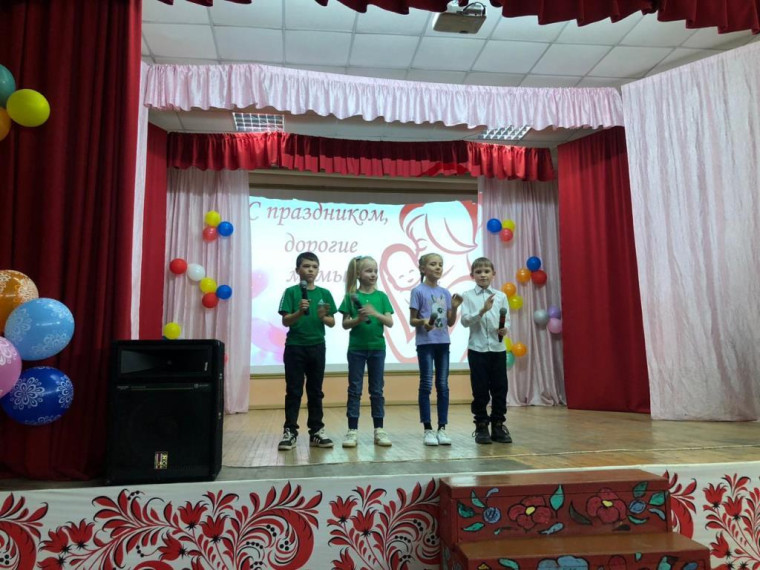 Праздничный концерт ко Дню Матери.