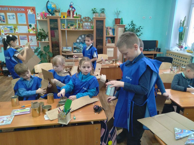 В рамках акции #МЫВМЕСТЕ волонтёры нашей школы мастерят окопные свечи.