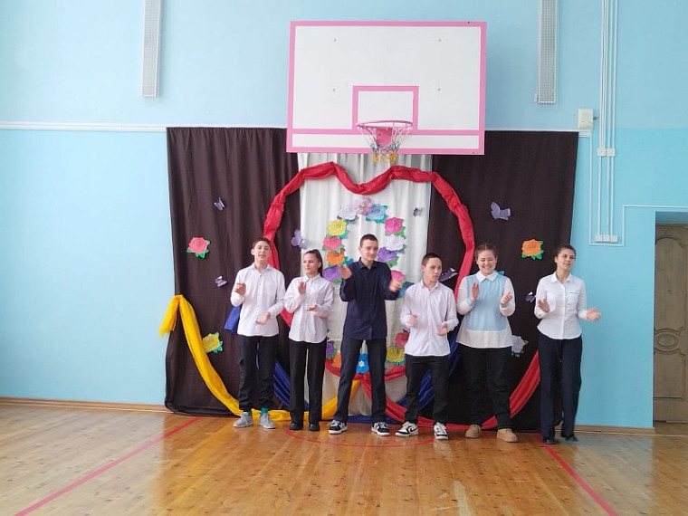Сегодня в нашей школе состоялся общешкольный праздничный концерт, посвящённый Международному женскому дню 8 марта..